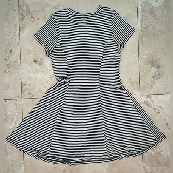 Monteau ● Black and White Striped Short Sleeve Dress - Picture 2 of 2